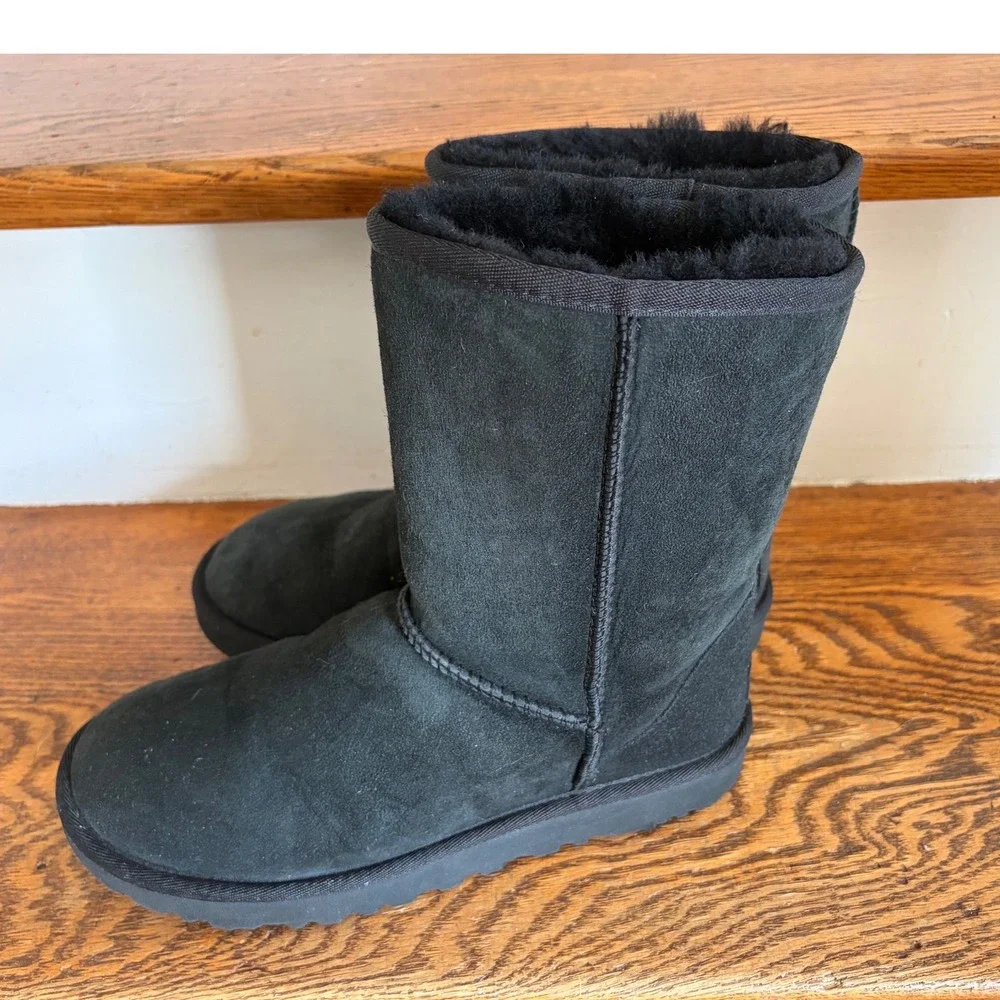 UGG Classic Short II Black Suede Sheepskin Boots‎ Size 7